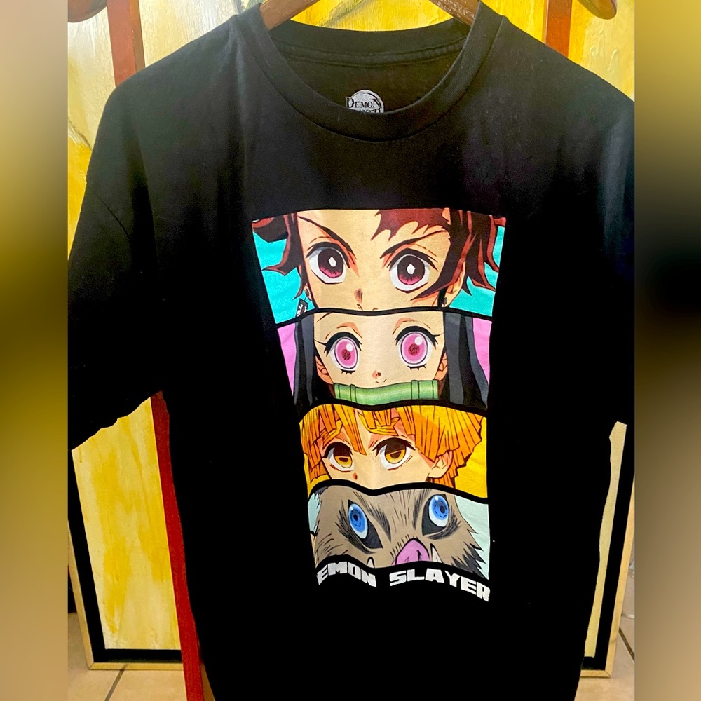 Demon Slayer: Kimetsu no Yaiba t-shirt.